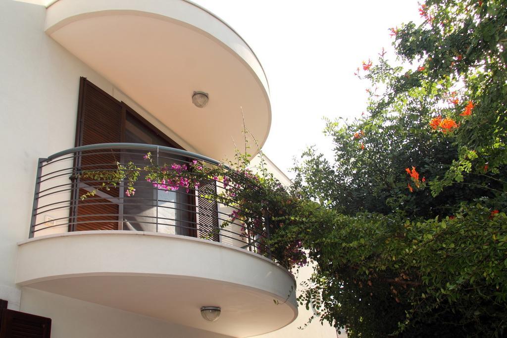 B&B Villa Il Sughero Монополи Екстериор снимка