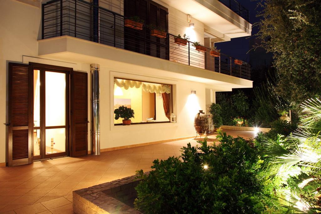 B&B Villa Il Sughero Монополи Екстериор снимка